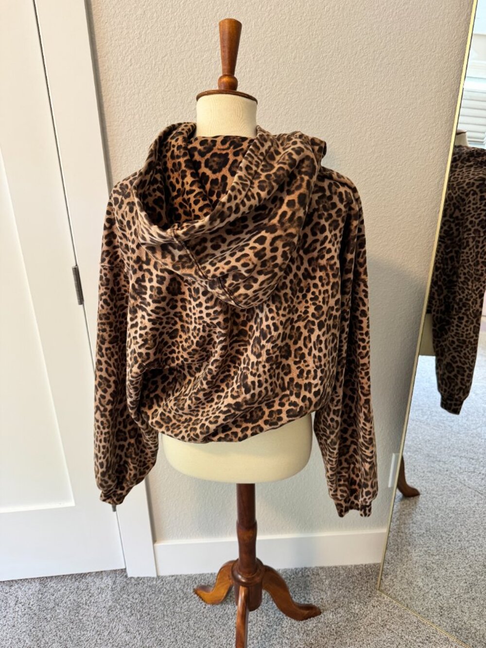 GAP Leopard Print Cropped Logo Hoodie Sweatshirt Size M Brown Animal Print - Picture 2 of 7